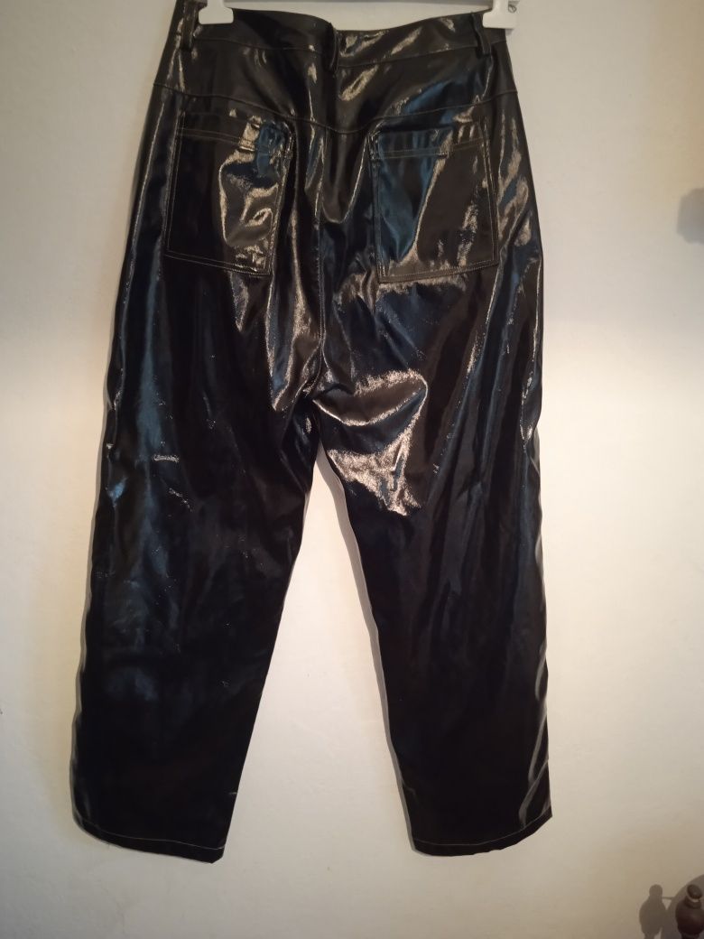 COLLUSION – Spodnie baggy z czarnego winylu w stylu lat 90.