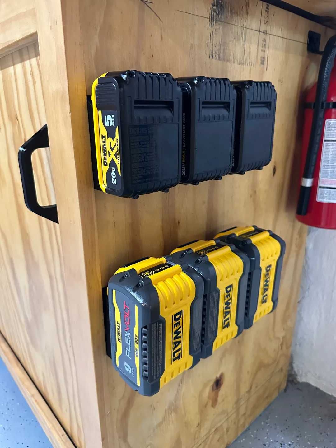Настінний тримач настенный держатель для аккумуляторов DeWalt