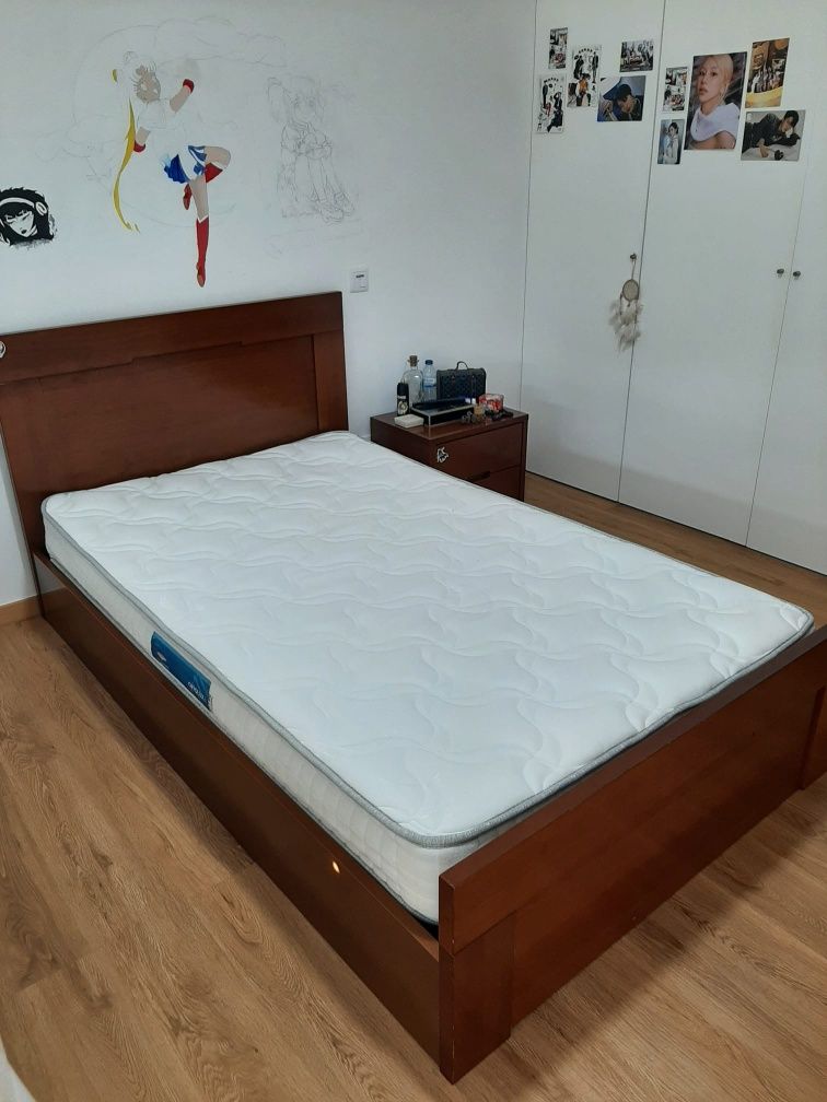 Cama individual com mesinha cabeceira