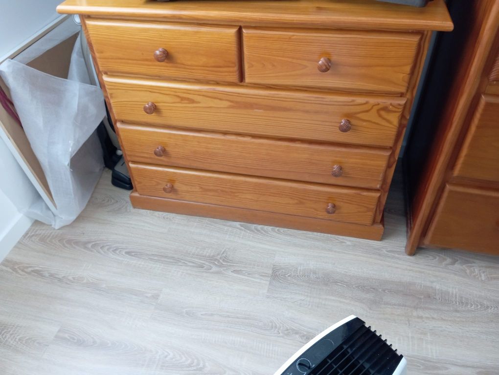 Cómoda em pinho envernizado