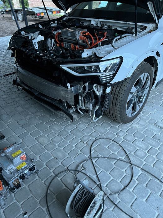 Запуск електромобілів після ДТП Tesla/VW ID/Audi E-tron/Porsche Taycan