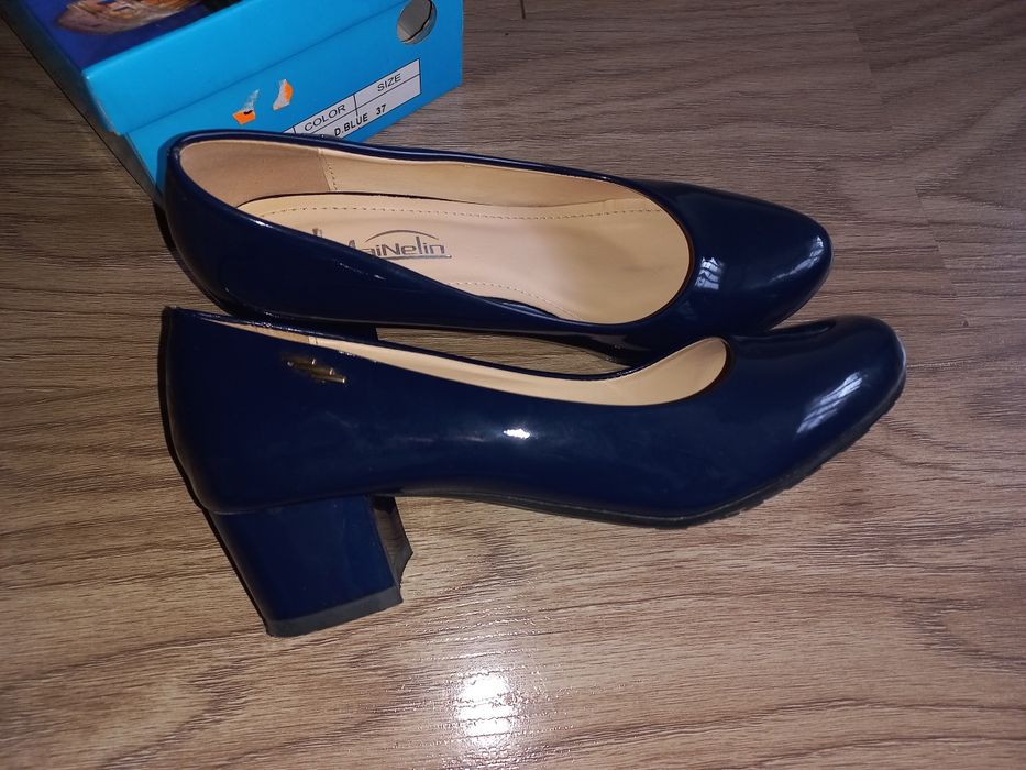 Нові лаковані туфлі