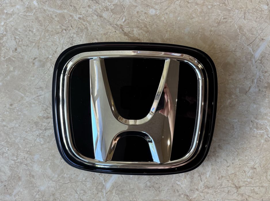 Емблема в решітку Honda CRV 6