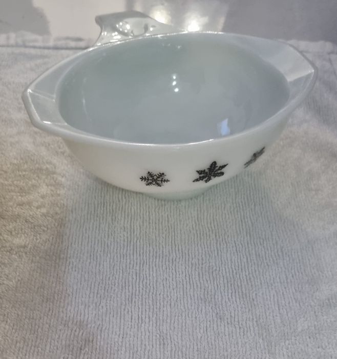 Serviço de Pratos 7 normais 2 Soupa 3 Travessas 6 Pires 4 Sobremesa