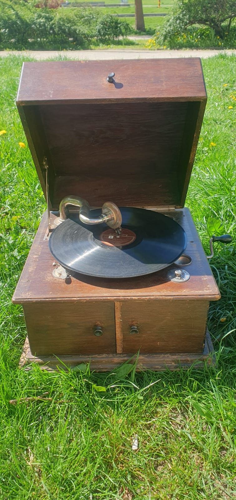Stary gramofon na korbę