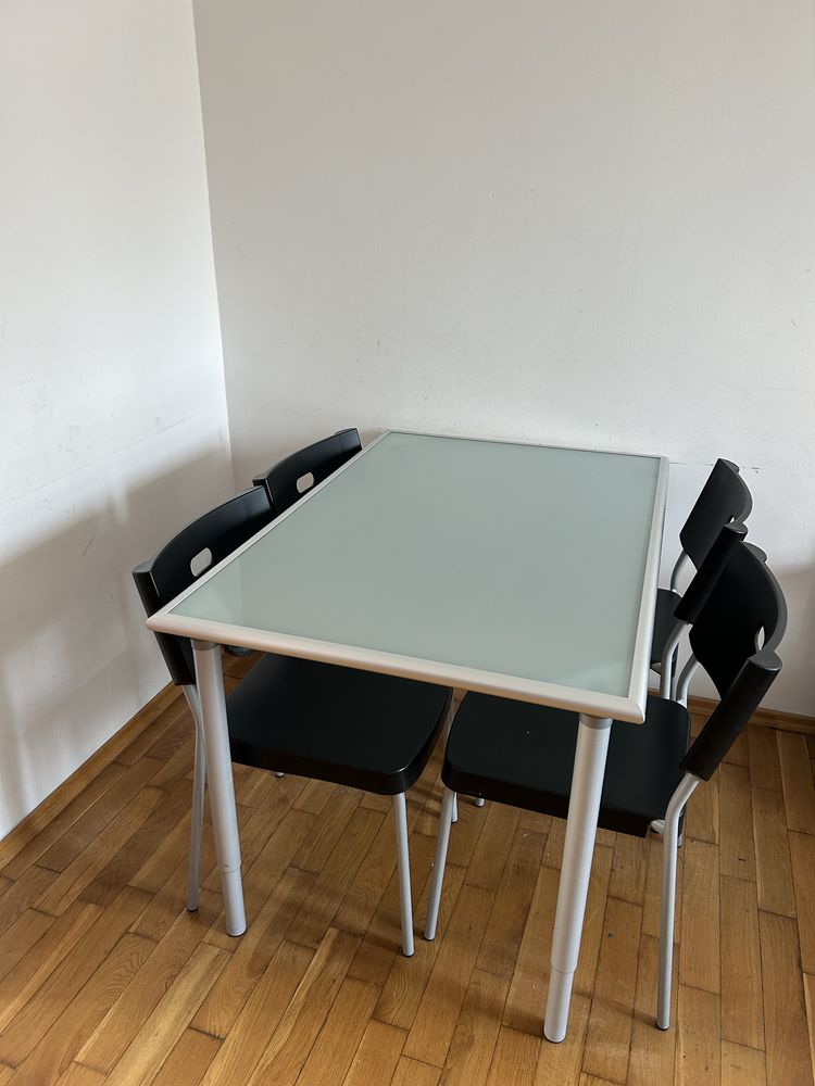 Stół ze szklanym blatem