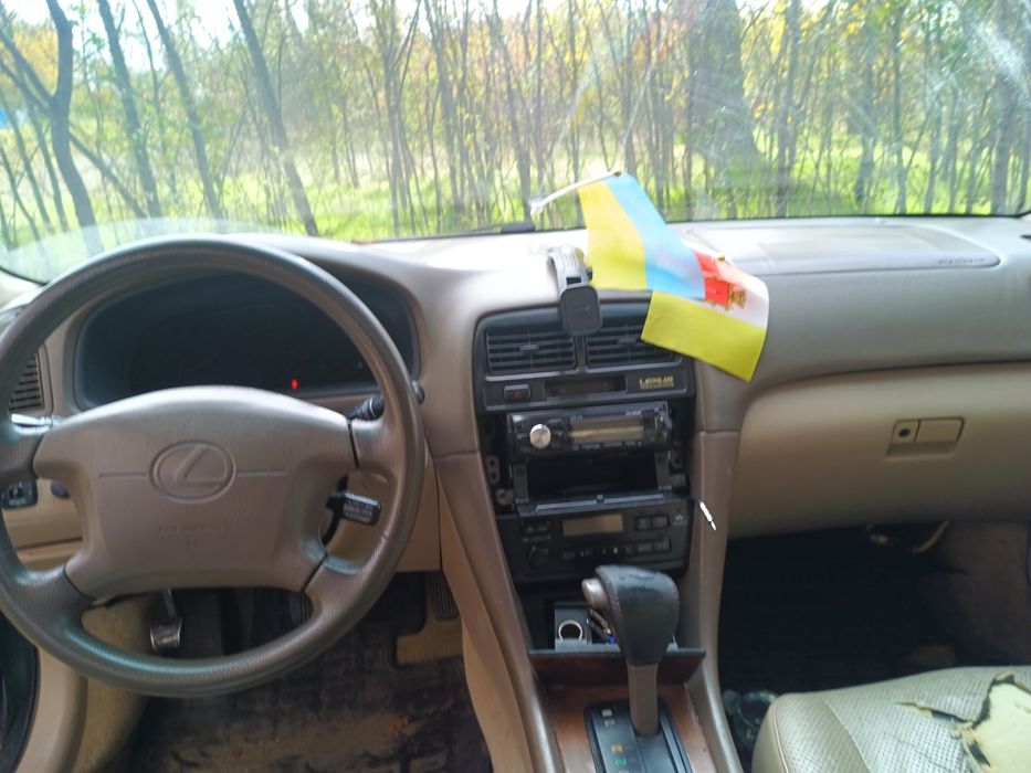 Lexus ES300 Лексус по цене део. ЗА 2000 НЕ ОТДАМ!!!