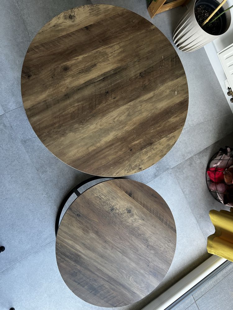 Dwa okrągłe stoliki kawowe