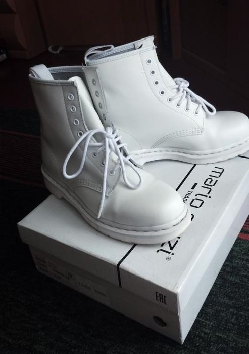 Продам белые сапоги - берцы Dr. Martens
