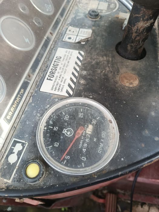 Ciągnik rolniczy Traktor z rembakiem Internacional 4-cylindrowy