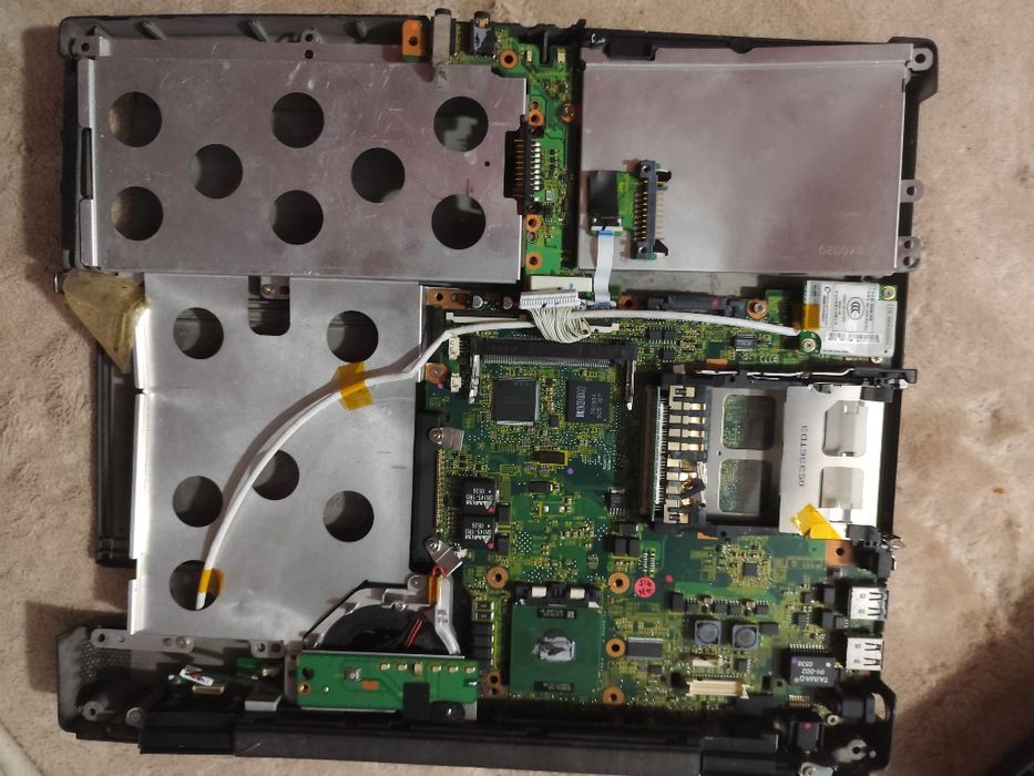 Sprzedam 3 laptopy na czesci