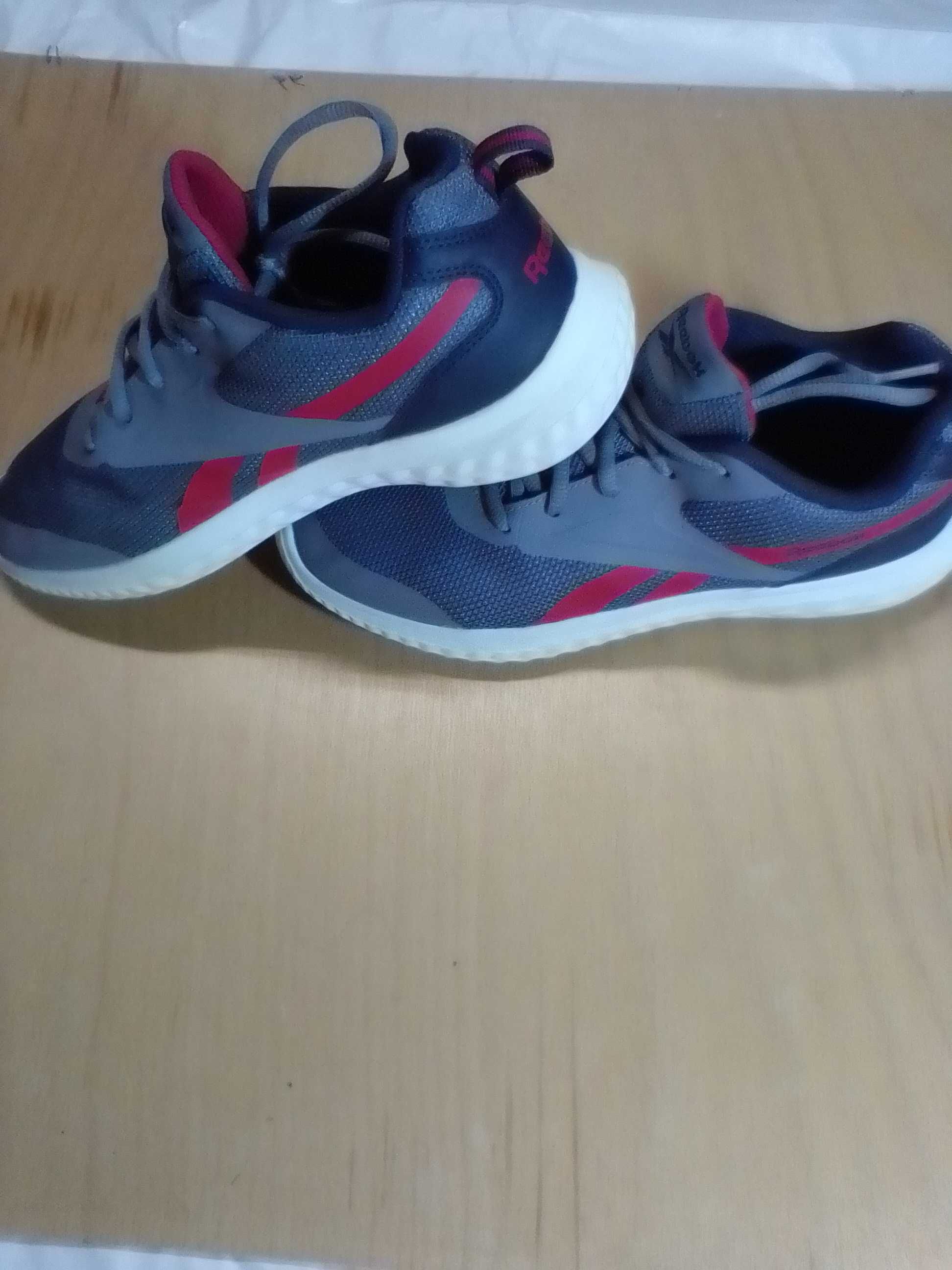 Продам кроссовки Reebok 39р.