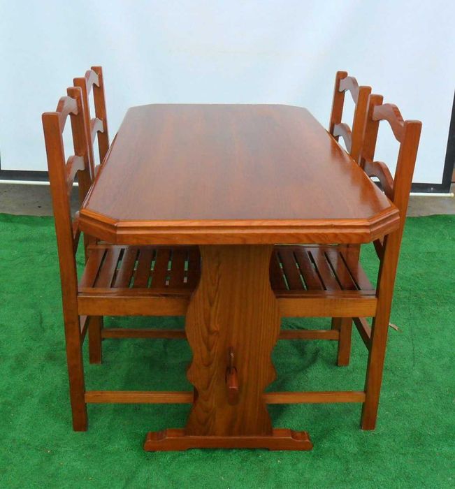 Mesa de cozinha em madeira com cadeiras