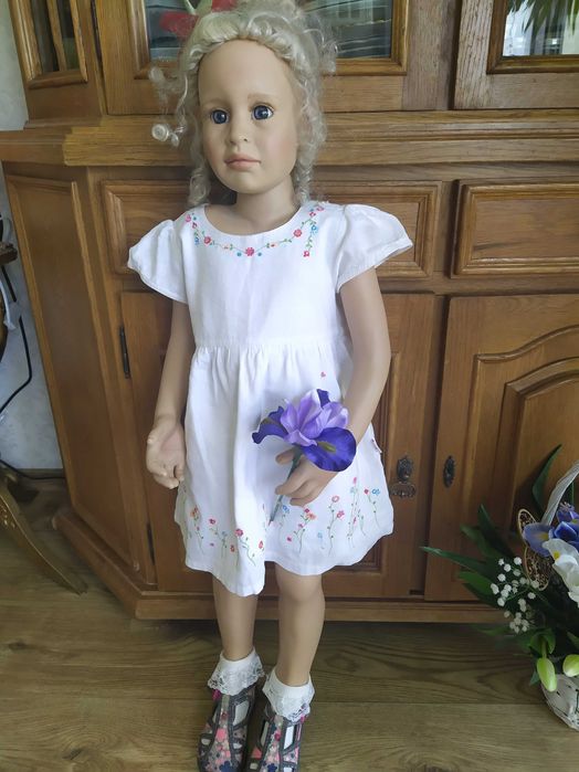 Lalka kolekcjonerska, winylowa, Susan Lippl, 95cm, w stroju ludowym