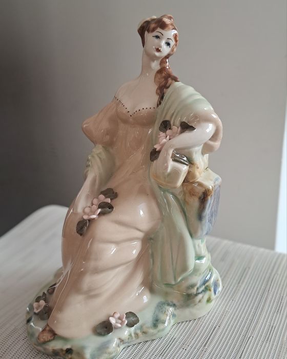 Figurka porcelanowa sygnowana