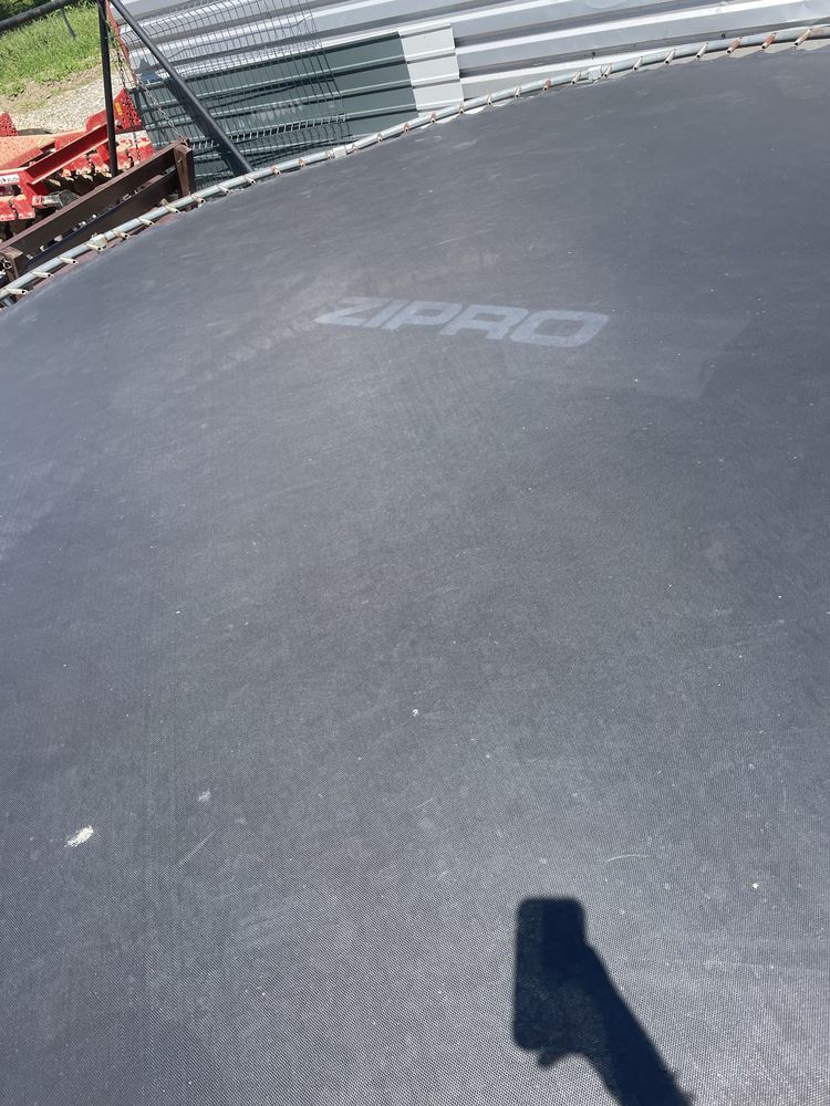 Trampolina duża uszkodzona