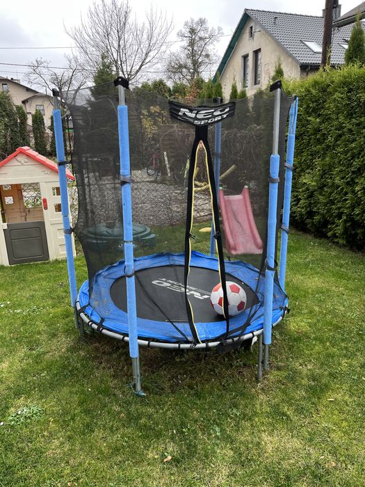 Plac zabaw trampolina zjezdzalnia domek stolik