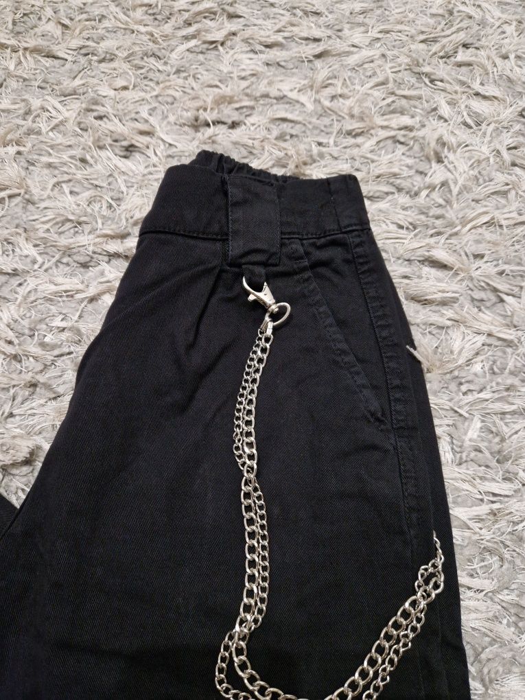 Czarne spodnie jeansowe jeans bojówki z łańcuchem Bershka