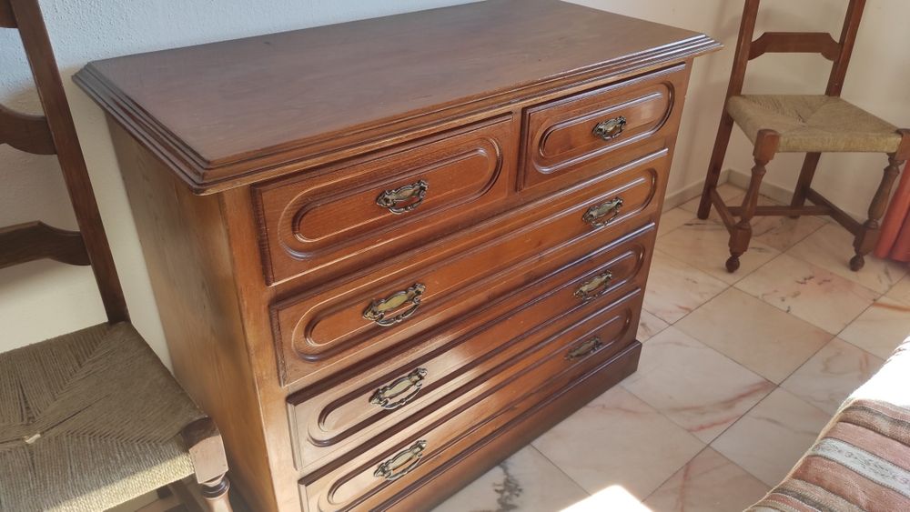 Cômoda em madeira maciça