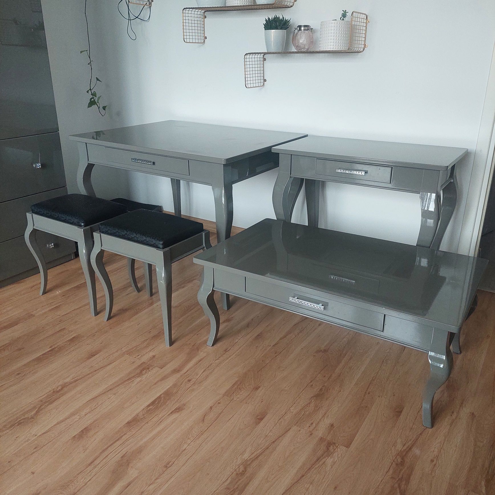 Stoliki i taborety w stylu ludwikowskim / francuskim