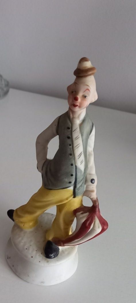 Piękna figurka kolekcjonerska porcelanowa klaun z parasolką pierrot