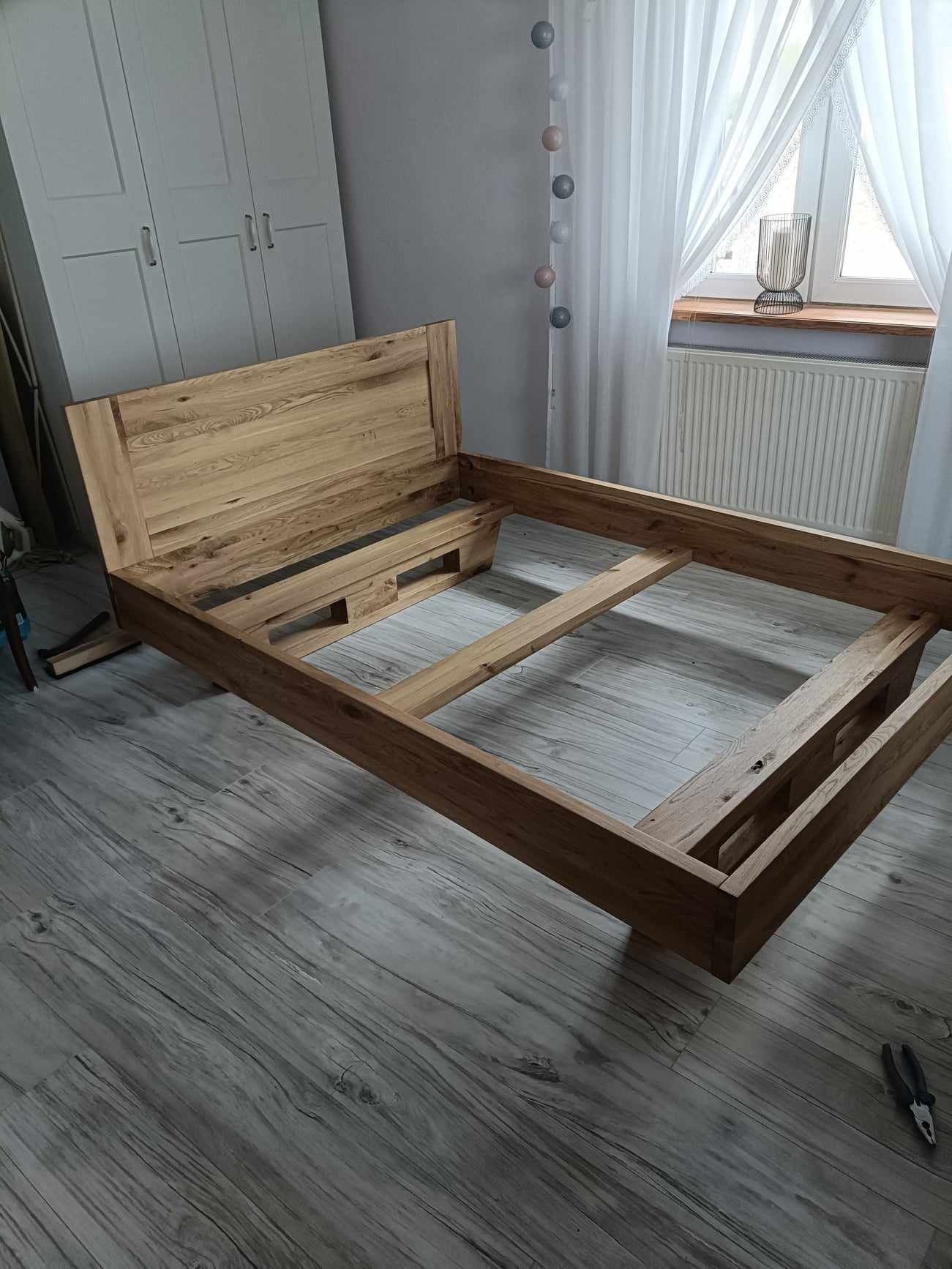 Łóżko dębowe lewitujace