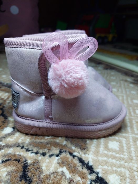 Теплі уги на дівчинку