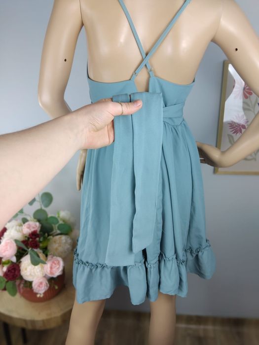 Elegancka sukienka wiązana na plecach rozkloszowana falbany koktajlowa