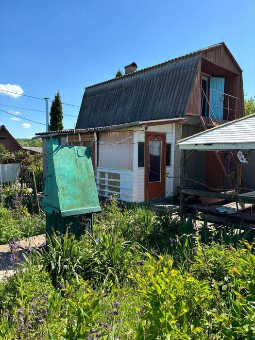 Біля будинку затишна бесідка, де  можна смажити шашлик .Лезнево.
