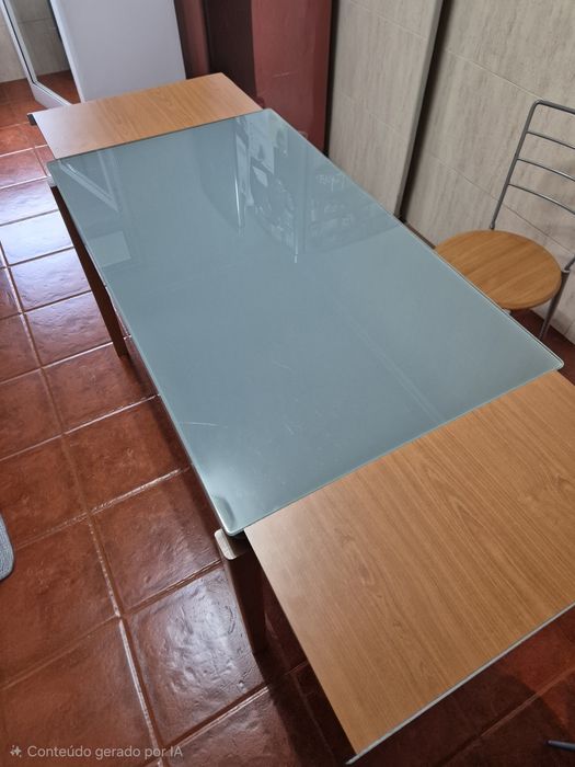 Mesa de Cozinha com 4 Cadeiras – Elegante e em Ótimo Estado