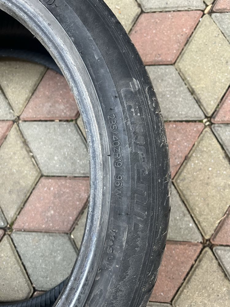 235/40 R19 laufenn