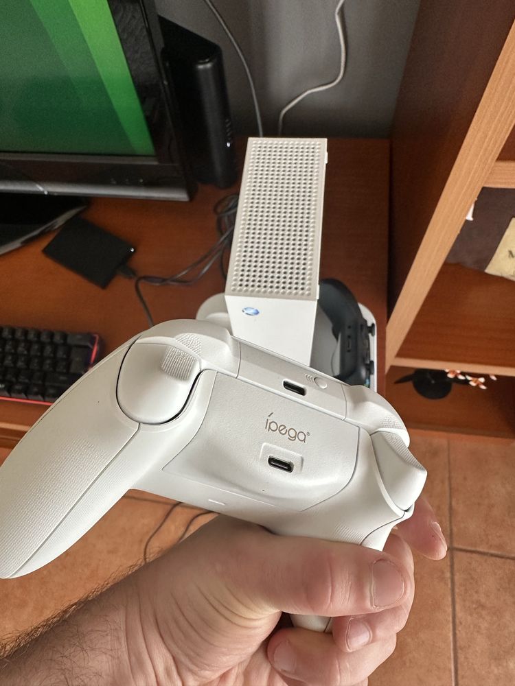 Xbox s + 2 comandos + 2 batereias + estação de carregamento + teclado