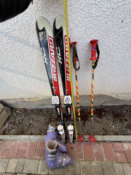 дитячі лижі з чобітками і палиці