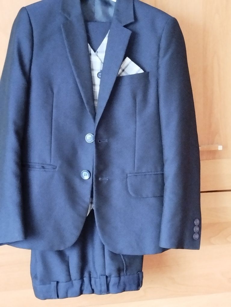 Sprzedam garnitur chłopięcy w rozmiarze 134 cm