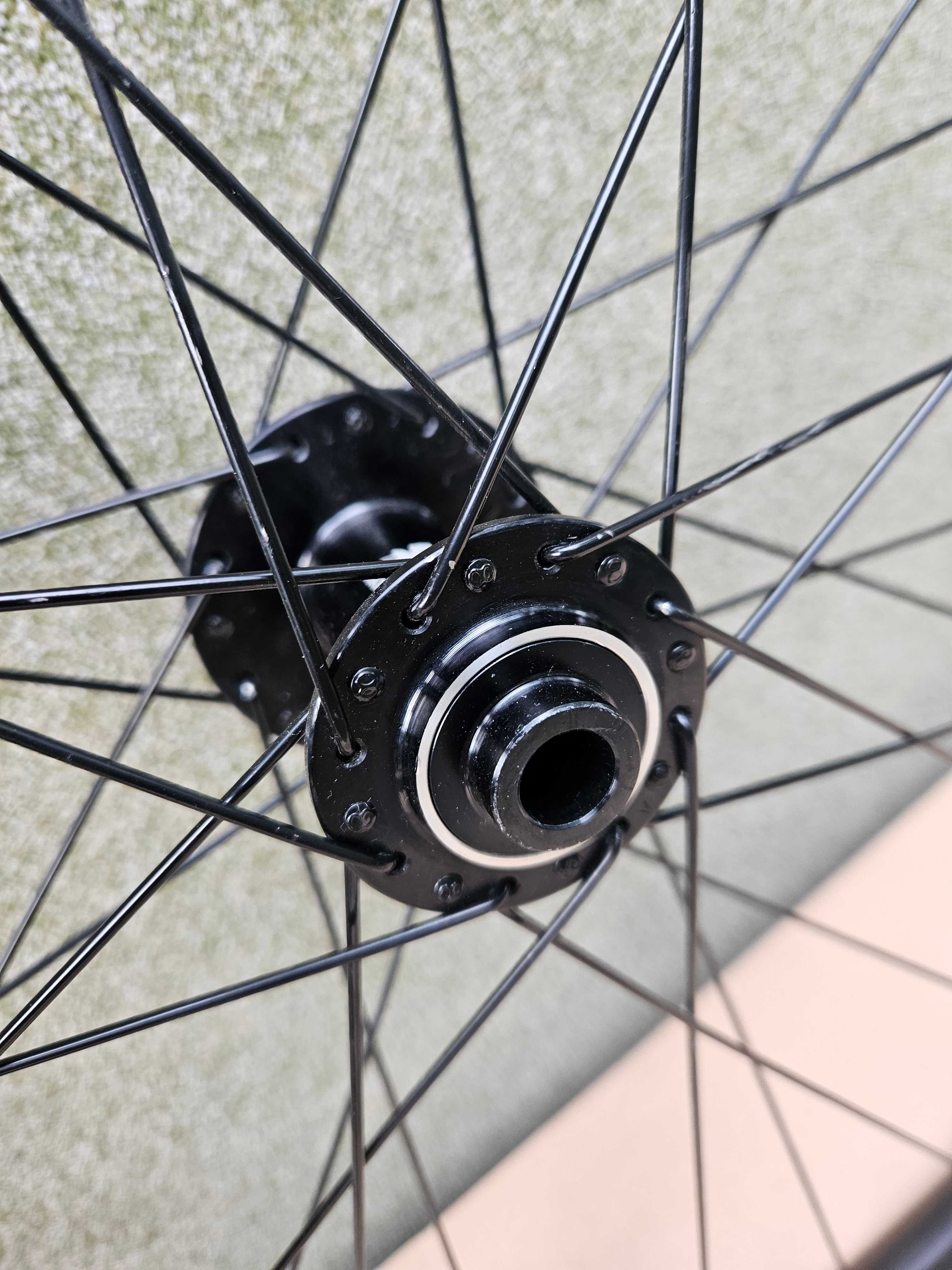 Koła 28" z Marin Headlans 2 bębenek XD sztywne osie 12mm GRAVEL