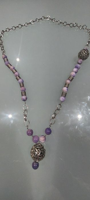 Colar assimétrico lilás