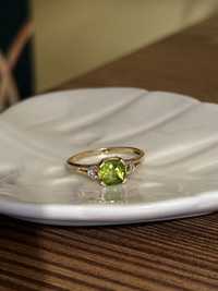 złoty pierścionek 585 z  naturalnym oliwinem i diamentami