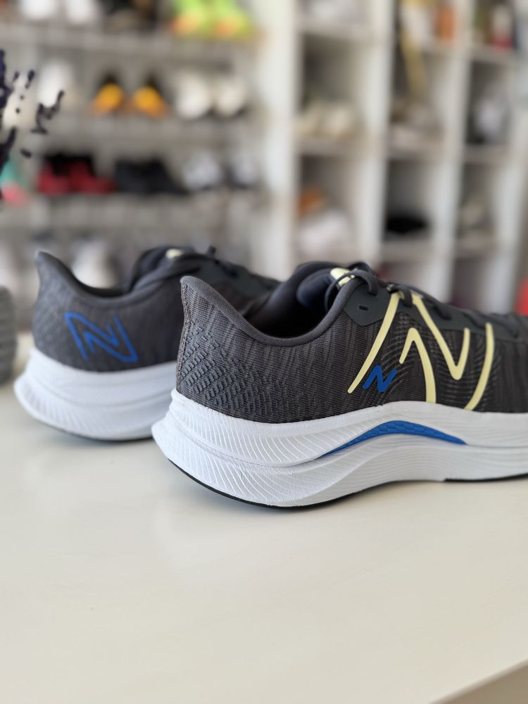 Кросівки  New Balance FuelCell Propel v4 MFCPRCC4  43 оригінал