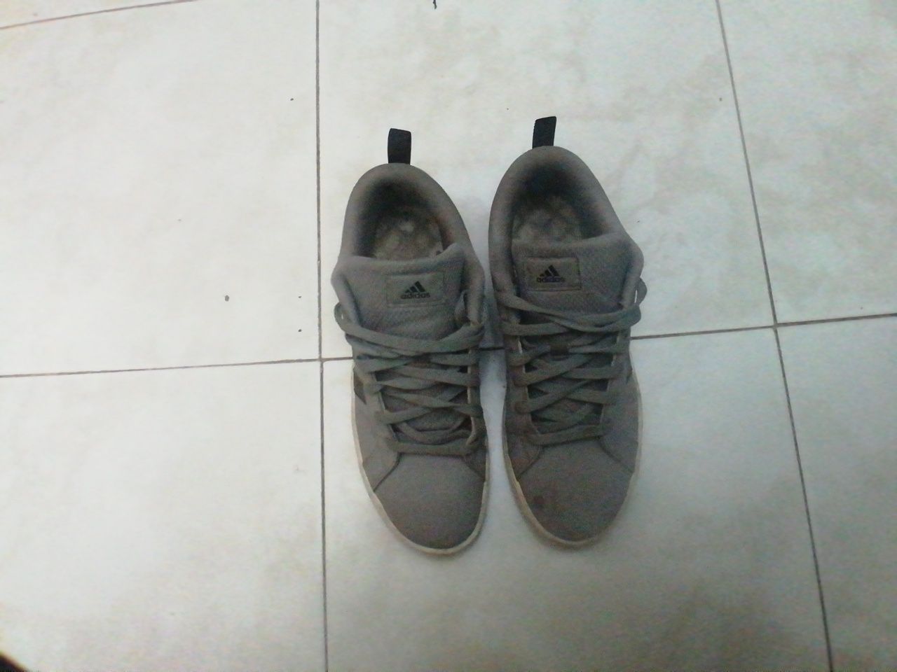 Ténis da adidas cinzento