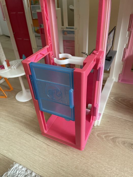 Domek dla lalek Barbie piętrowy z windą