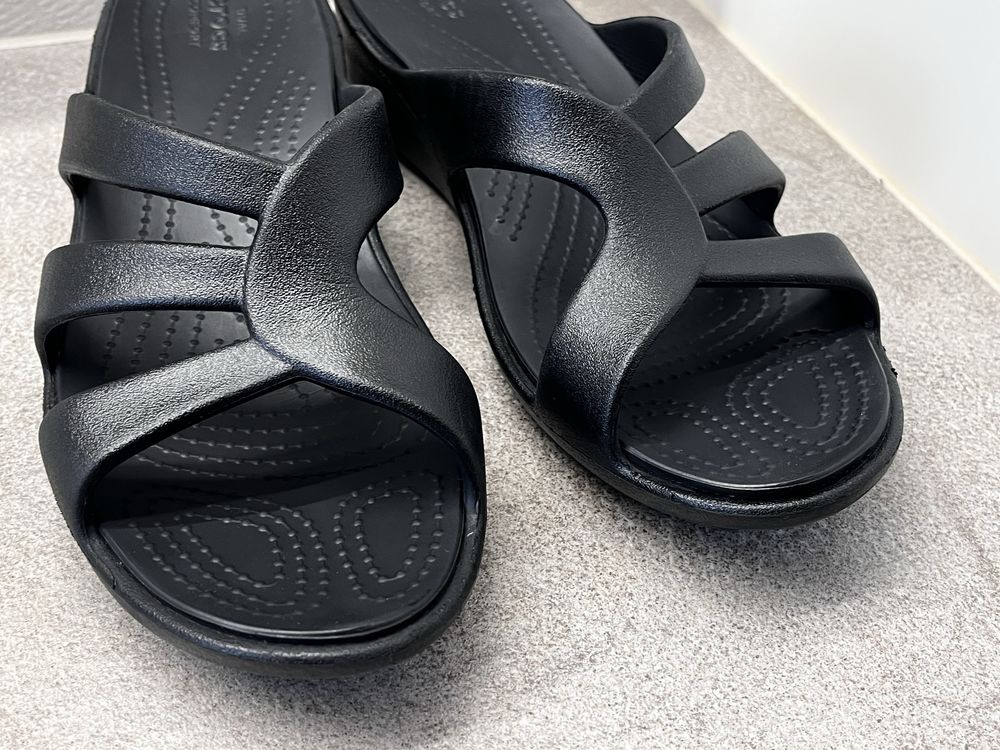 klapki crocs Sanrah Strappy Wedge 204010 czarne
