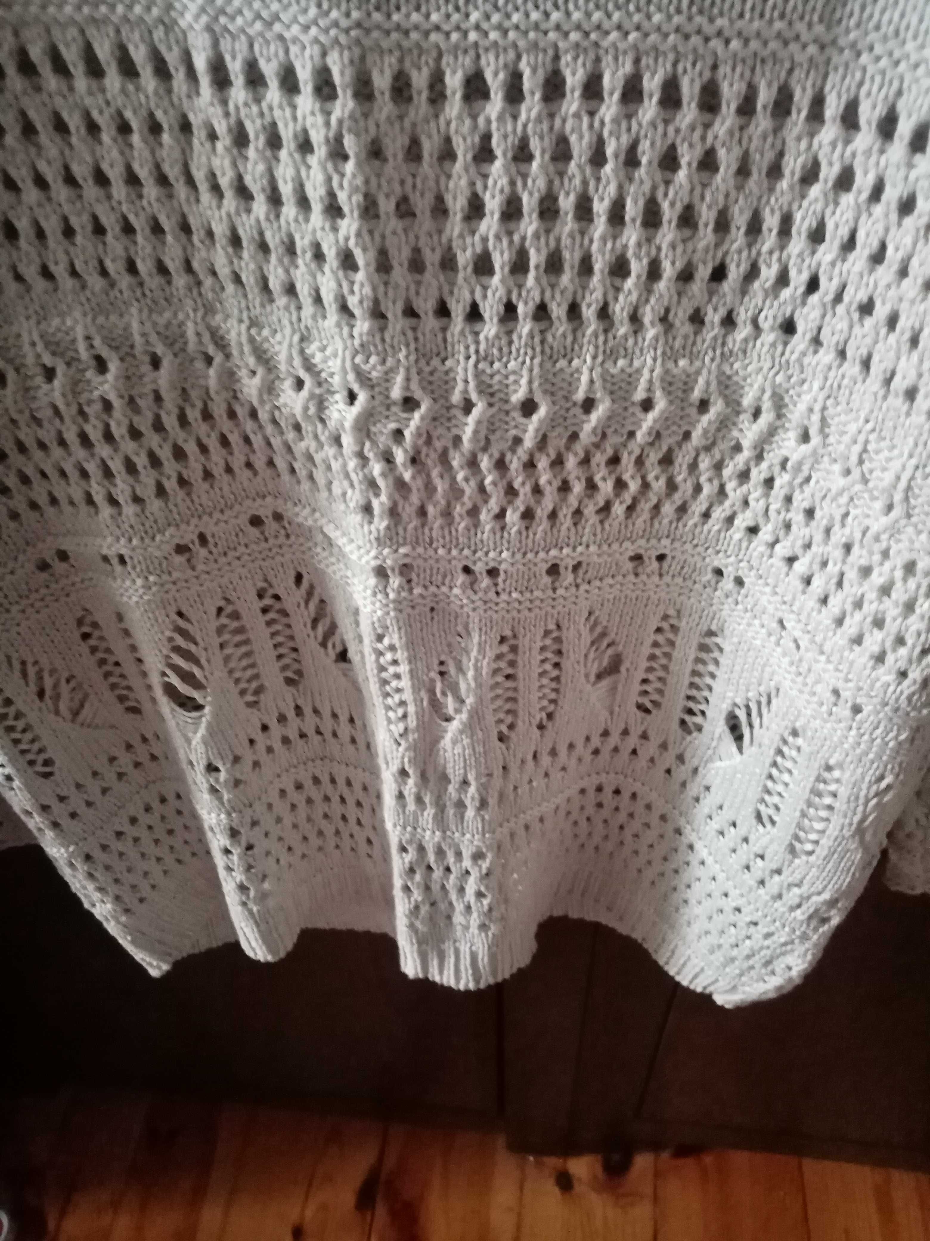 kremowy sweterek z azurowym wzorem