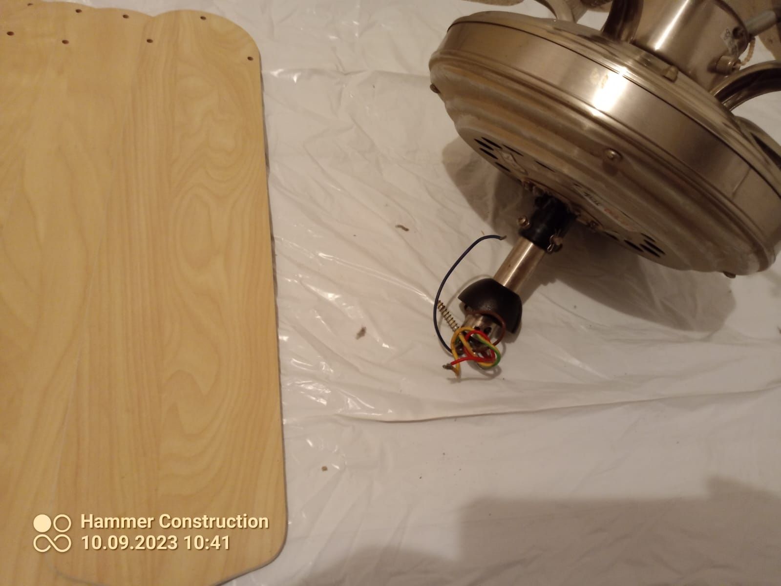 Lampa z wiatrakiem