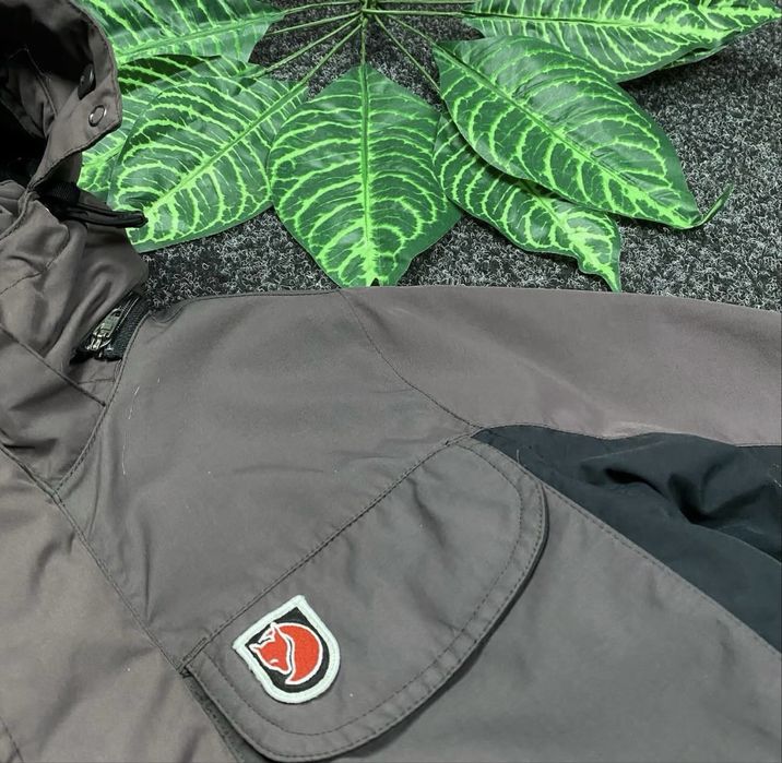 Пуховик Fjallraven Arcteryx женская размер M ( смотрите замеры )