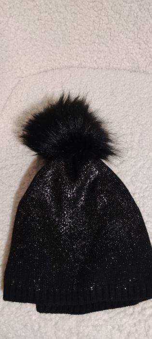 Czapka czarna z pomponem