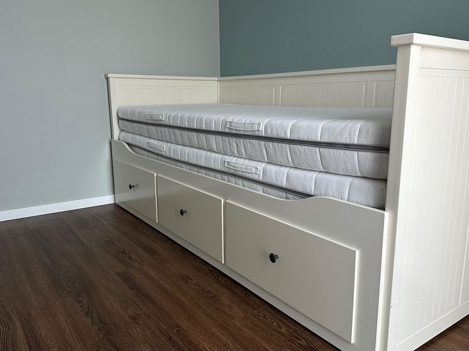 Łóżko IKEA HEMNES z dwoma materacami – praktyczne i wygodne