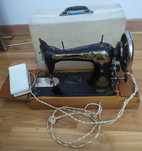 MÁQUINA DE COSTURA "SINGER", início séc.XX, portátil e eléctrica