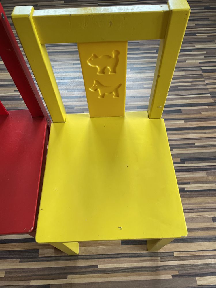 Krzesełka drewniane Ikea Kritter czerwone niebieskie żółte