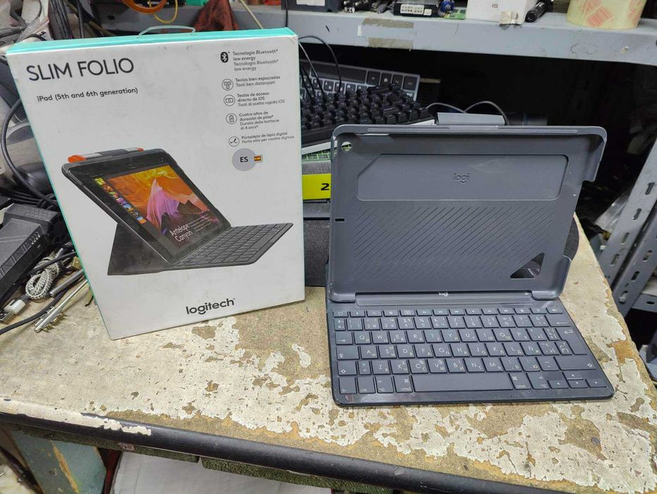 Чехол-клавиатура для планшета Logitech Slim Folio Apple iPad 5th/6th