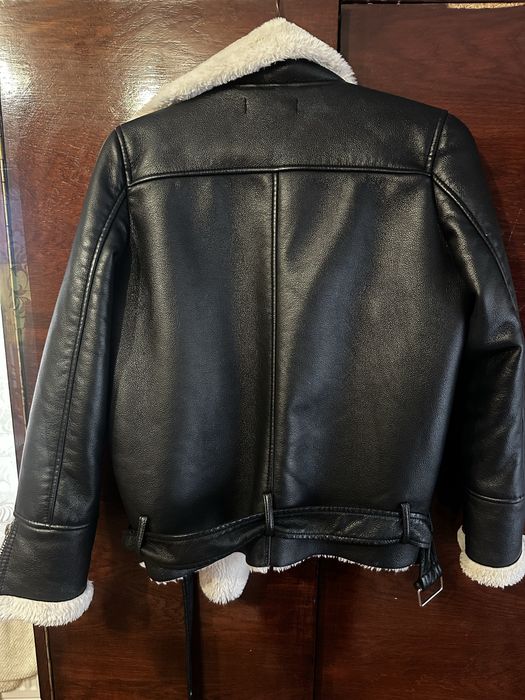 Стильна жіноча куртка з еко-шкіри з хутром.